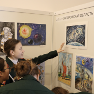 Выставка детских рисунков — победителей конкурса, посвящённого Дню космонавтики фотографии