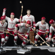 Выставка фарфоровых скульптур хоккеистов и участников суперсерии «СССР - Канада» фотографии