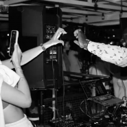 Вечеринка под разводными мостами с DJ-сетами фотографии