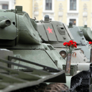 Выставка военной техники на Дворцовой площади фотографии