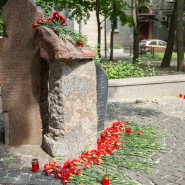 Акция «Свеча памяти» в сквере имени Ольги Берггольц фотографии