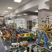 Экскурсия по городу из Лего фотографии