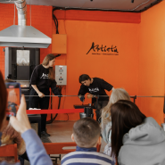 «Шоу стеклодува в Стеклодувной студии Artista Glass» в Севкабель Порту фотографии