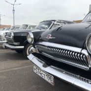 Открытие автомобильного ретро-сезона в Петербурге 2026 фотографии