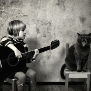 Выставка  «Маленькая девочка и кот Том» фотографии