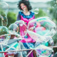 Фестиваль мыльных пузырей в парке «Сказок» фотографии