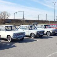 Открытие автомобильного ретро-сезона в Петербурге 2026 фотографии