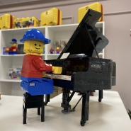 Экскурсия по городу из Лего фотографии