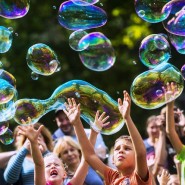 Фестиваль мыльных пузырей в парке Сказок фотографии