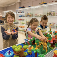 Экскурсия по городу из Лего фотографии