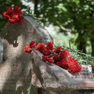 Акция «Свеча памяти» в сквере Ольги Берггольц фотографии