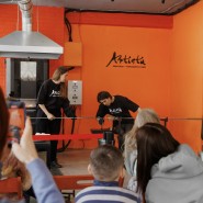«Шоу стеклодува в Стеклодувной студии Artista Glass» в Севкабель Порту фотографии