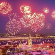 Праздничный артиллерийский салют в честь Дня снятия блокады Ленинграда фотографии
