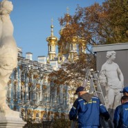 Царскосельская скульптура надевает зимнюю одежду фотографии