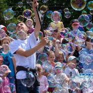 Фестиваль мыльных пузырей в парке Сказок-2022 фотографии