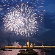 Салют в день Военно-Морского флота с борта теплохода-ресторана 2022 фотографии