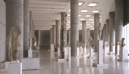 Выставка «Архаическая статуя Коры»