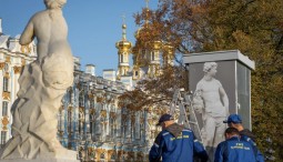 Царскосельская скульптура надевает зимнюю одежду