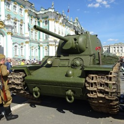 Выставка военной техники на Дворцовой площади 