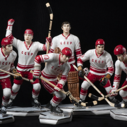 Выставка фарфоровых скульптур хоккеистов и участников суперсерии «СССР - Канада»