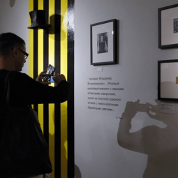 Выставка «Маяковский «haute couture»: искусство одеваться»