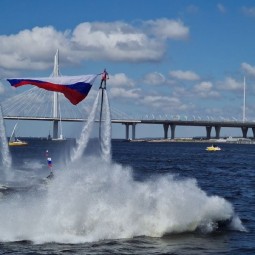 Поднятие флага России над водной акваторией Невы