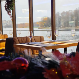 Зимний круиз по Неве на трехпалубном теплоходе «Шустрый Бобёр»