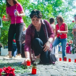 Акция «Свеча памяти» в сквере имени Ольги Берггольц