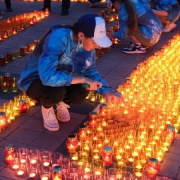 Акция «Свеча памяти» на Дворцовой площади 2022