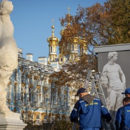 Царскосельская скульптура надевает зимнюю одежду