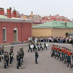 Церемония развода Почетного караула в Петропавловской крепости 2025