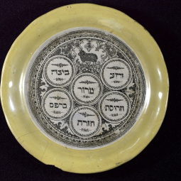 Выставка «Три Пасхи»