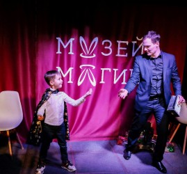 Шоу фокусников и бесплатные экскурсии в Музее Магии