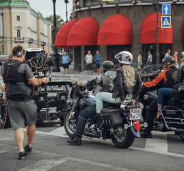 Прогулка 30 мин на мотоциклах с фотосетом: «Вечерний Ленинград»