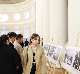 Выставка фотографий «Петербург — в мире, мир — в Петербурге…»