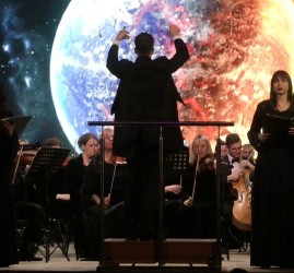 Онлайн-концерт «Мировые хиты 90-х. Симфонический оркестр и хор»