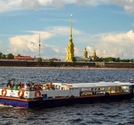 Праздничная музыкальная прогулка по Неве
