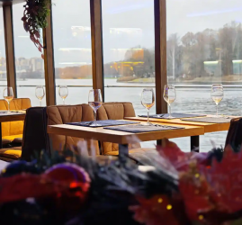 Зимний круиз по Неве на трехпалубном теплоходе «Шустрый Бобёр»