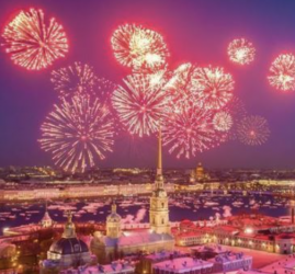 Праздничный артиллерийский салют в честь Дня снятия блокады Ленинграда