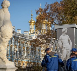 Царскосельская скульптура надевает зимнюю одежду