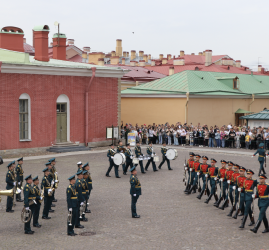 Церемония развода Почетного караула в Петропавловской крепости 2025