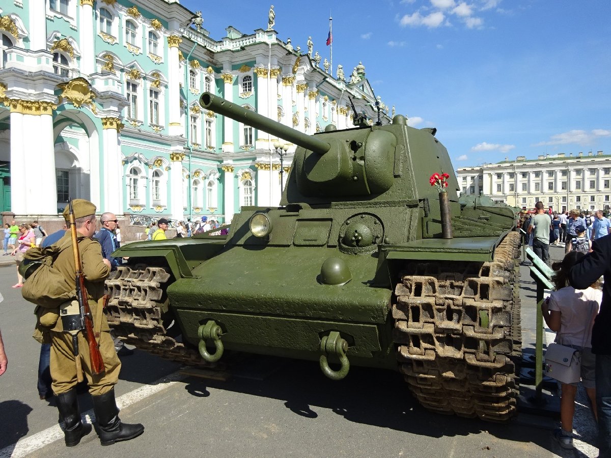 Выставка военной техники на Дворцовой площади