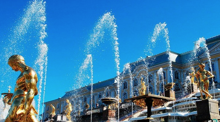 Праздничное открытие фонтанов в Петергофе 2022