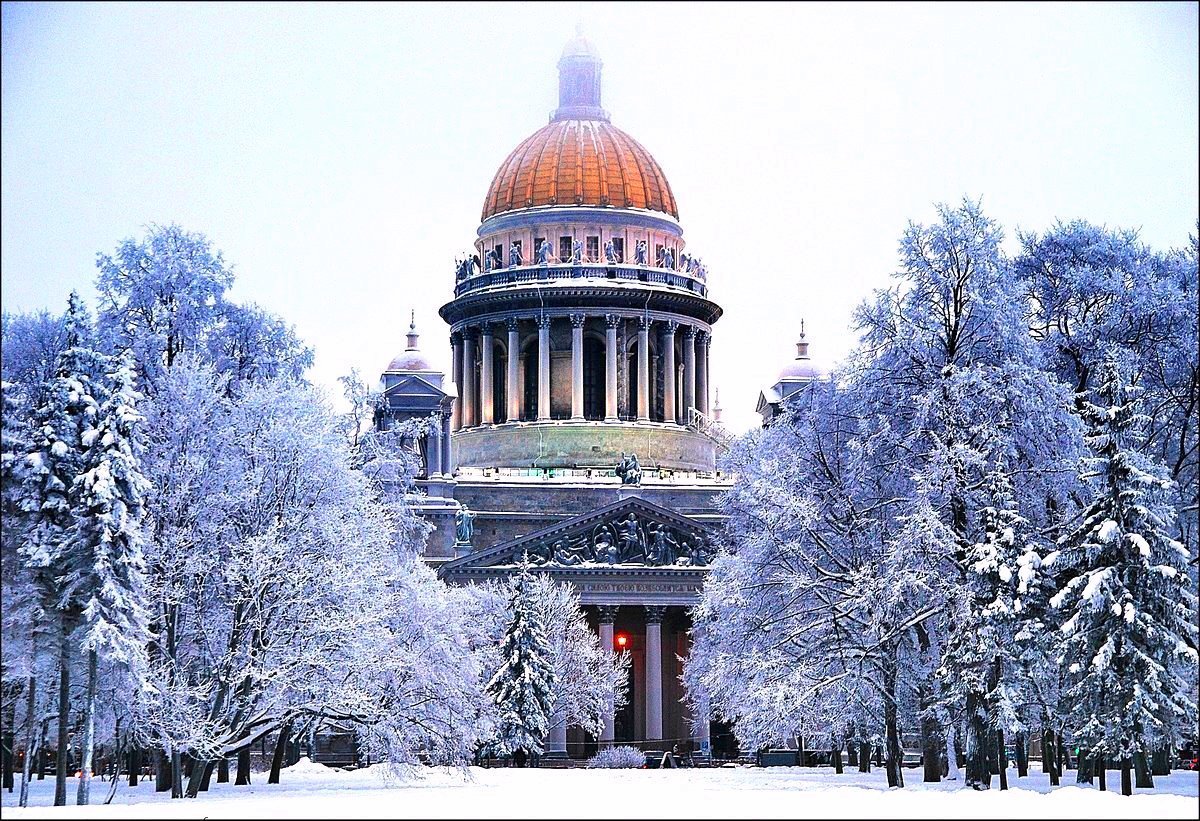 Исаакиевский собор в снегу