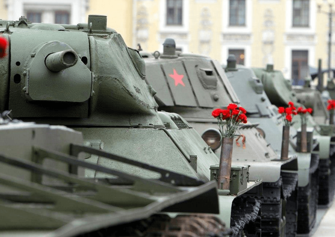 Выставка военной техники на Дворцовой площади