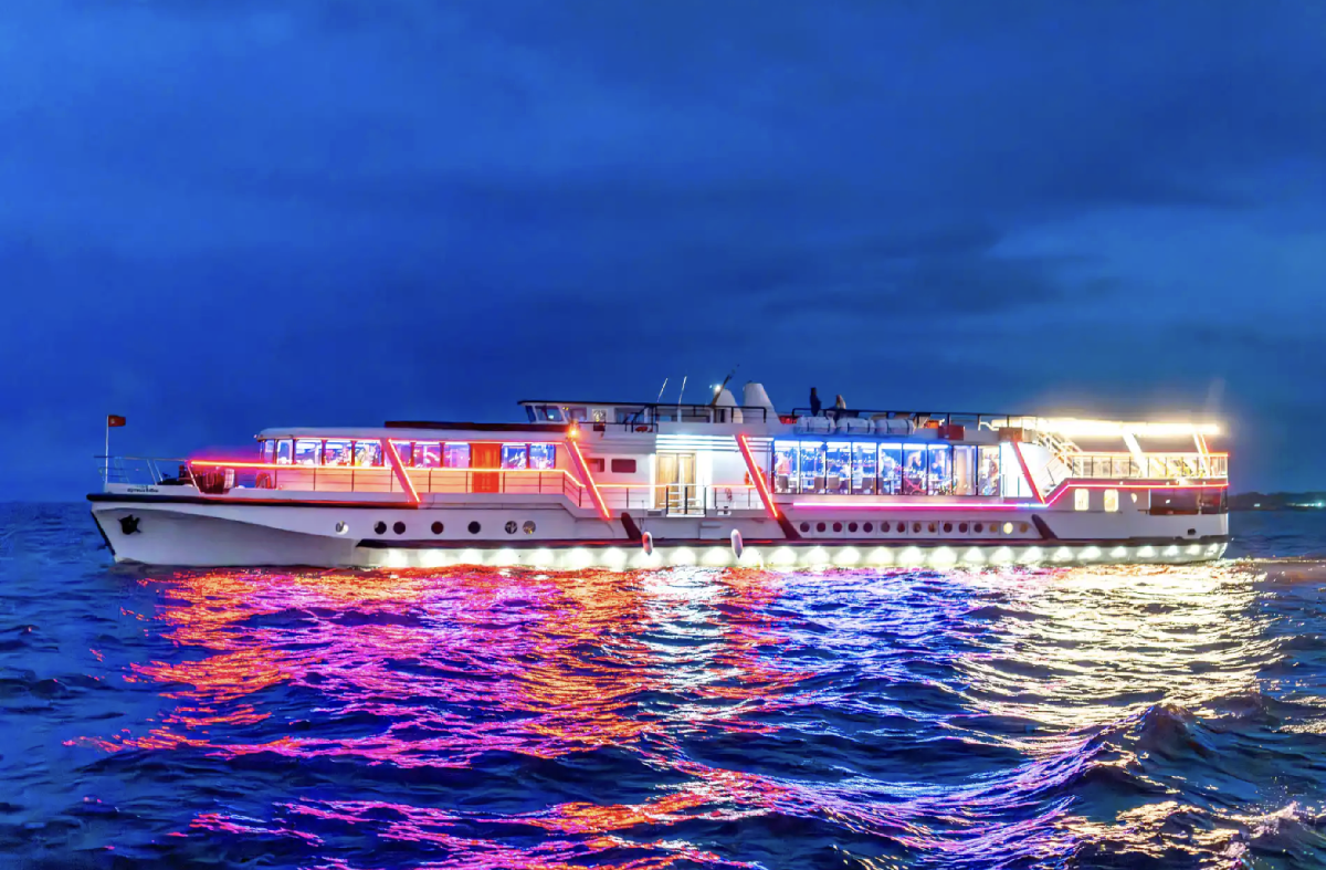 Зимний круиз по Неве на трехпалубном теплоходе «Шустрый Бобёр»