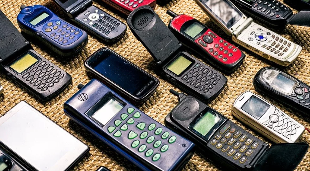 Выставка мобильных телефонов в музее Яндекса