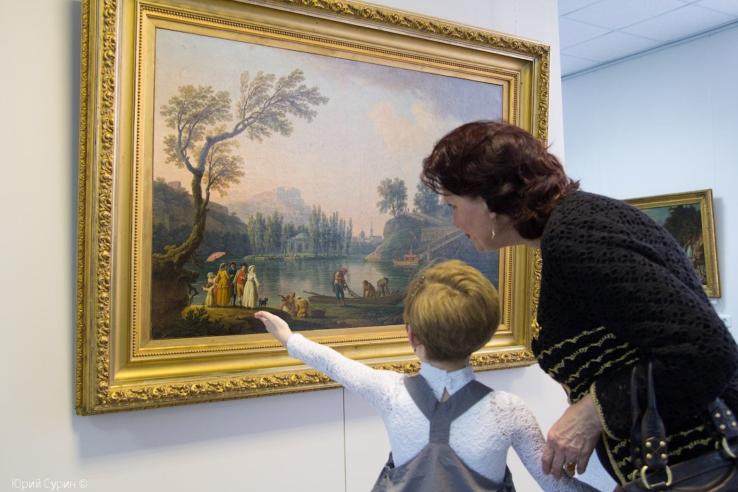 Человек рассматривает картину. Картина в музее. Дети в музее картина. Человек любуется картиной. Люди рассматривают картины в музее.