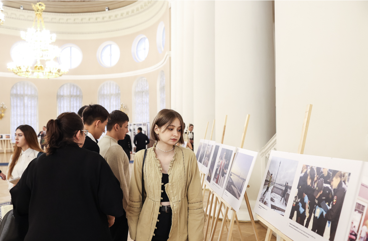 Выставка фотографий «Петербург — в мире, мир — в Петербурге…»