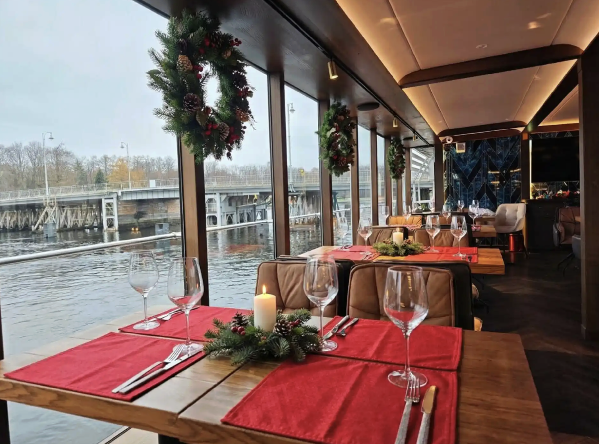 Зимний круиз по Неве на трехпалубном теплоходе «Шустрый Бобёр»